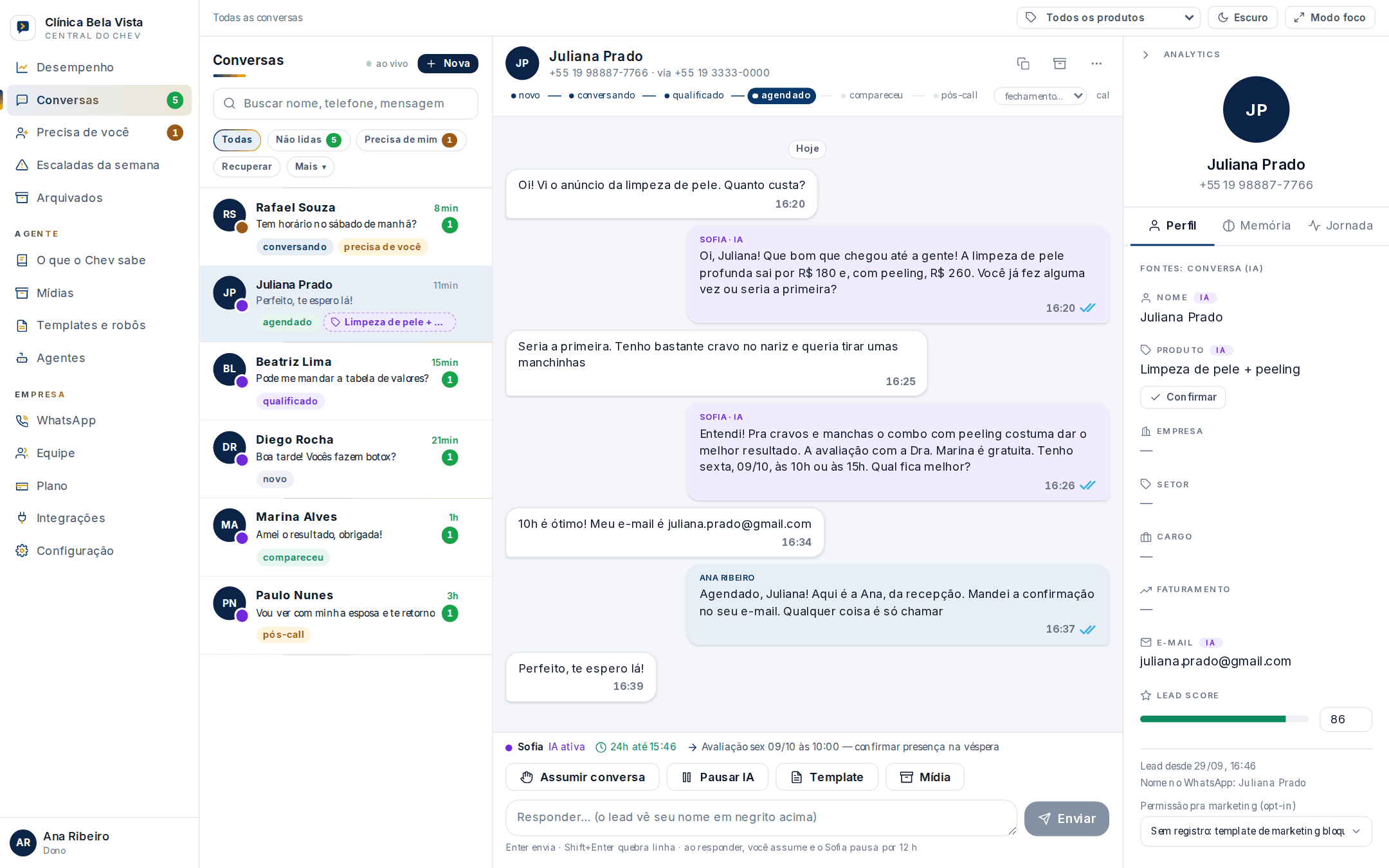 Cockpit do Chev: lista de conversas, conversa com o lead e o perfil preenchido pela IA